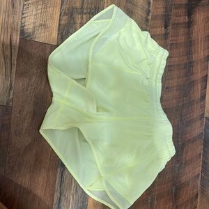 size 6 hotty hot short 2.5 inch in the color lemon